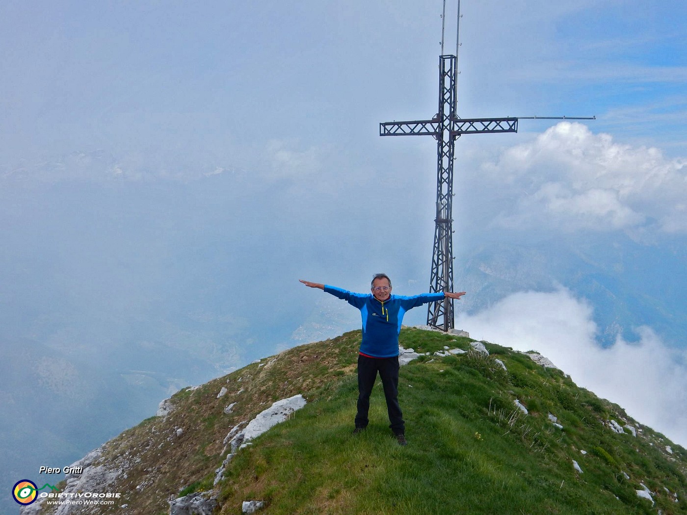 64 Alla croce del Monte Secco (anticima 2217 m).jpg